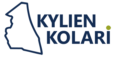 Logossa on tummansinisellä piirretty Kolariin viittaava karttamainen ääriviiva vasemmalla. Sen oikealla puolella on tummansinisellä teksti “Kylien Kolari”. Tekstin lopussa oikealla puolella on pieni oliivinvihreä piste.