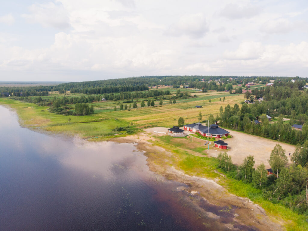 Vaattojärven rantapaviljonki ylhäältä päin kuvattuna