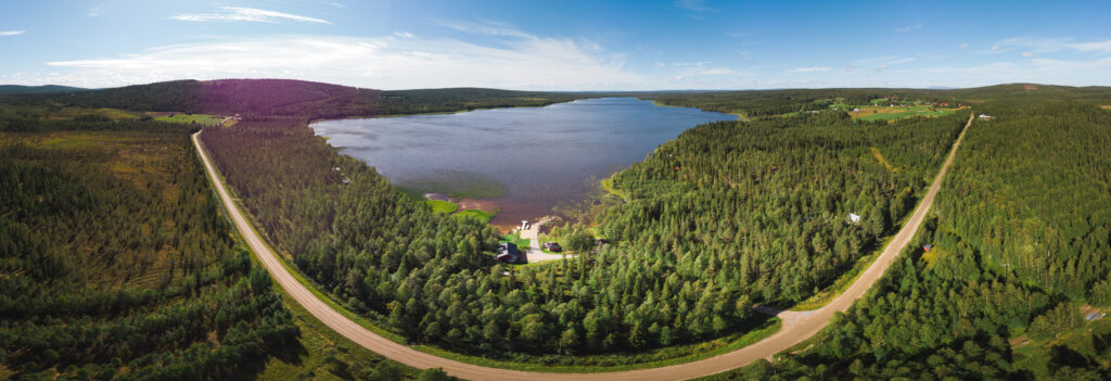 Venejärven kylässä on järvi, peltoja ja metsää.