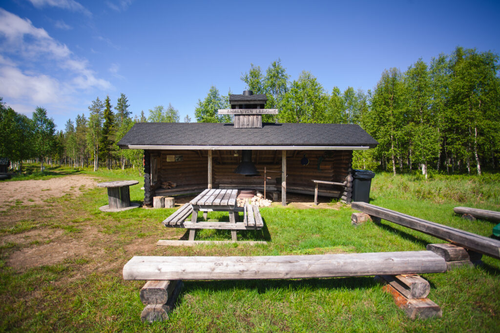 Koivumaan kylällä sijaitseva Ahmannivan laavu.